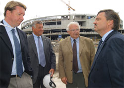 René Fasel (vpravo), prezident IIHF, Karel Gut (druhý zprava), předseda ČSLH, Jan-Åke Edvinsson, generální sekretář IIHF a Jari Kurri (vlevo), finský hokejista